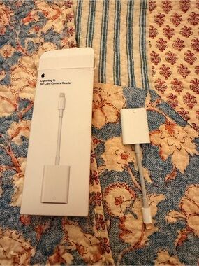 Apple White Lightning to SD Card Reader Adapter